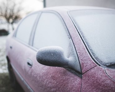 Slimme autotruc met zonneklep verovert Nederland (je autoramen sneller ijsvrij!)